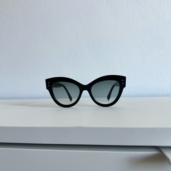 Fendi sunglasses full set - Picture 2 of 9